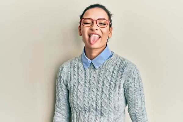Gündelik Kıyafetler Giyen Gözlüklü Genç Beyaz Kadın Komik Bir Ifadeyle — Stok fotoğraf