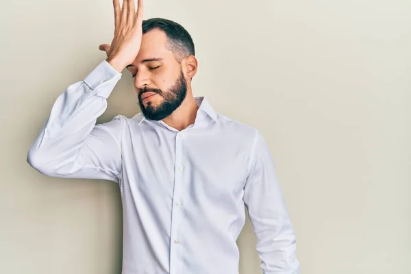 Joven Con Barba Llevando Camisa Blanca Negocios Sorprendido Con Mano —  Fotos de Stock