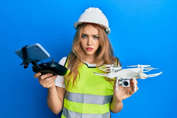 Mulher Branca Loira Bonita Vestindo Segurança Difícil Usando Drone Cético — Fotografia de Stock