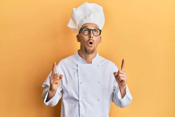 Skallig Man Med Skägg Bär Professionell Kock Uniform Förvånad Och — Stockfoto