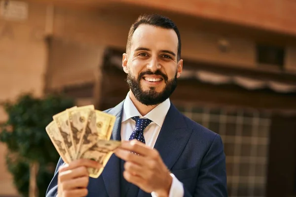 Junger Geschäftsmann Lächelt Glücklich Und Zählt Dollar Die Stadt — Stockfoto