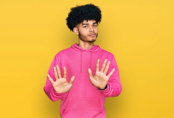 Jovem Americano Africano Com Cabelo Afro Vestindo Camisola Rosa Casual — Fotografia de Stock