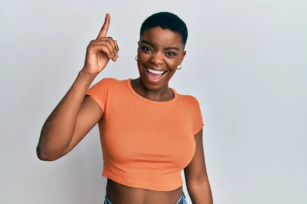 Mujer Afroamericana Joven Que Usa Una Camiseta Naranja Casual Señalando — Foto de Stock