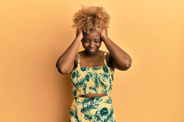 Mujer Africana Joven Con Cabello Afro Con Vestido Verano Que —  Fotos de Stock