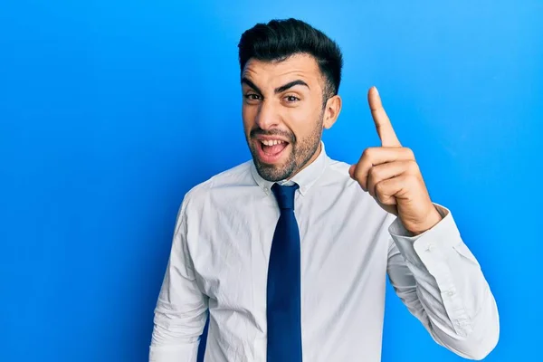 Giovane Ispanico Che Indossa Abiti Lavoro Che Puntano Dito Verso — Foto Stock