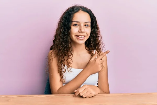 Tiener Hispanic Meisje Dragen Casual Kleding Zitten Tafel Lachend Vrolijk — Stockfoto