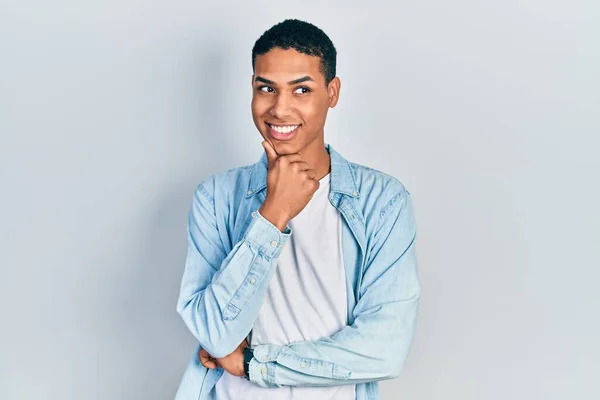 Jovem Afro Americano Vestindo Roupas Casuais Com Mão Queixo Pensando — Fotografia de Stock