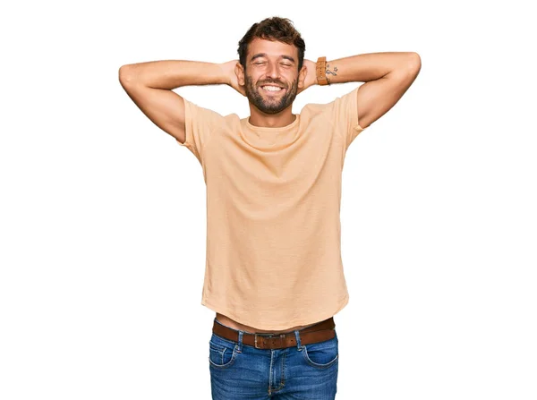 Beau Jeune Homme Barbu Portant Shirt Décontracté Relaxant Étirant Les — Photo