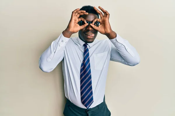Bel Homme Noir Portant Des Lunettes Chemise Affaires Cravate Faisant — Photo