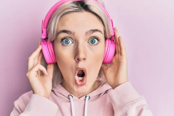 Ung Blond Flicka Lyssnar Musik Med Hörlurar Rädd Och Chockad — Stockfoto