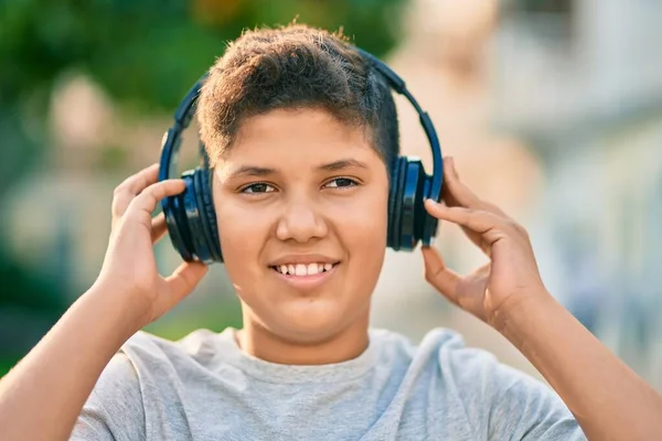 Schattige Latijnse Jongen Lacht Gelukkig Met Behulp Van Een Koptelefoon — Stockfoto