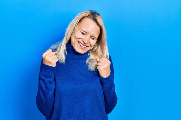 Hermosa Mujer Rubia Caucásica Con Suéter Cuello Alto Celebrando Sorprendida — Foto de Stock