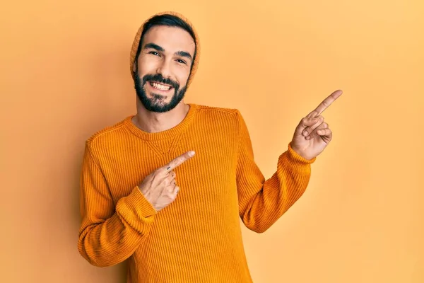 Giovane Uomo Ispanico Indossa Abiti Casual Sorridente Guardando Fotocamera Che — Foto Stock