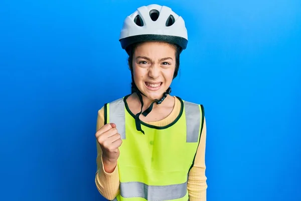 Güzel Esmer Küçük Bir Kız Bisiklet Kaskı Takıyor Kızgın Yelek — Stok fotoğraf