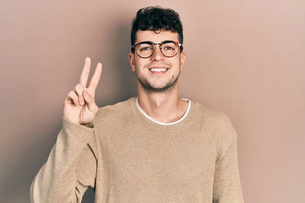 Jonge Spaanse Man Casual Kleren Een Bril Glimlachend Naar Camera — Stockfoto