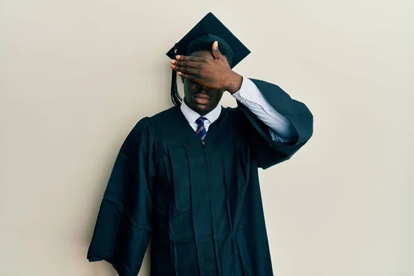 Όμορφος Μαύρος Άντρας Καπέλο Αποφοίτησης Και Επίσημη Ρόμπα Που Καλύπτει — Φωτογραφία Αρχείου
