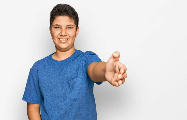 Tonåring Hispanic Pojke Bär Casual Kläder Ler Vänlig Erbjuder Handslag — Stockfoto