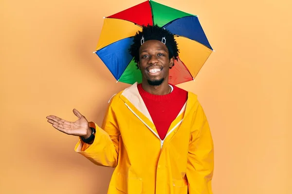 Jovem Afro Americano Vestindo Capa Chuva Amarela Sorrindo Alegre Apresentando — Fotografia de Stock