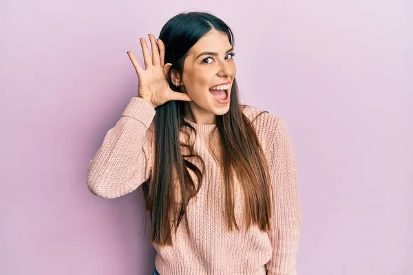 若いヒスパニック系の女性が耳を傾け 噂やゴシップに耳を傾け手で笑みを浮かべてカジュアルな服を着て 聴覚障害の概念 — ストック写真