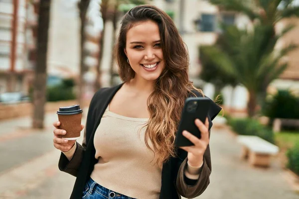 Jovem Hispânica Usando Smartphone Beber Café Cidade — Fotografia de Stock