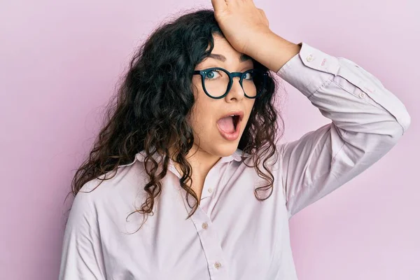 Jonge Brunette Vrouw Met Krullend Haar Dragen Casual Kleding Een — Stockfoto