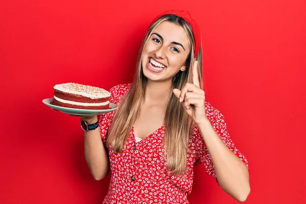 Hermosa Mujer Hispana Sosteniendo Pastel Fresa Sonriendo Con Una Idea — Foto de Stock