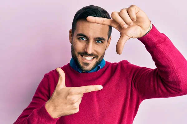 Ung Latinamerikansk Man Klädd Avslappnade Kläder Leende Gör Ram Med — Stockfoto