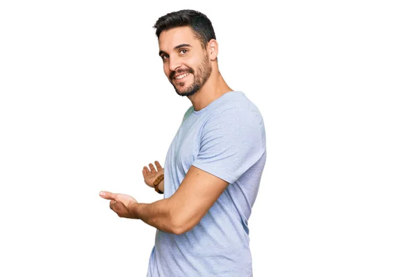 Joven Hombre Hispano Con Ropa Casual Invitando Entrar Sonriente Natural —  Fotos de Stock