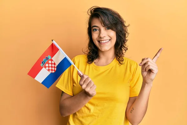 Junge Hispanische Frau Mit Kroatischer Fahne Lächelt Glücklich Und Zeigt — Stockfoto