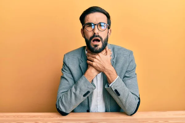 Giovane Ispanico Che Lavora Ufficio Urlando Soffocando Perché Soffoca Dolorosamente — Foto Stock