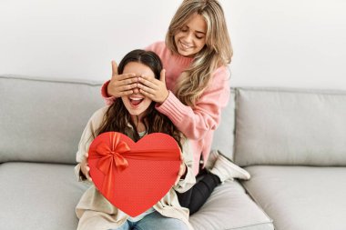 Genç bir kadın sevgilisine sevgililer günü hediyesiyle sürpriz yapıyor..