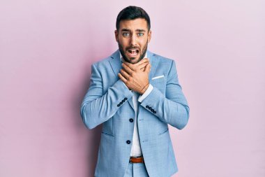 Genç İspanyol iş adamı iş ceketi giyiyor bağırıyor ve boğularak ölüyor çünkü acı verici bir boğulma. Sağlık problemi. Boğulma ve intihar konsepti. 