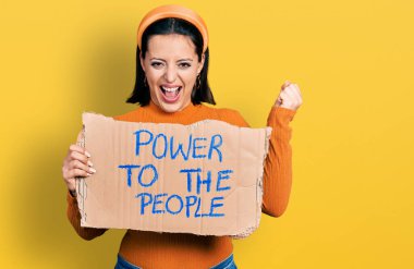 İspanyol asıllı genç kız halka güç veriyor. Gururla bağırıyor, zaferi ve başarıyı kutluyor. Kollarını kaldırıp heyecanla bekliyor. 