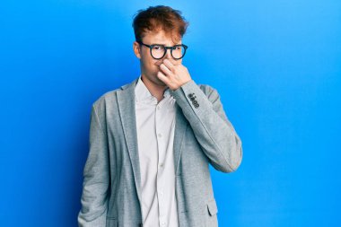 Zarif kıyafetler giyen ve gözlük takan genç beyaz bir adam pis ve iğrenç bir koku alıyor. Dayanılmaz bir koku. Parmakları burnunda nefesini tutuyor. Kötü kokuyor. 