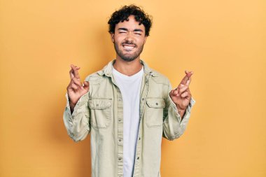 Günlük kıyafetler giyen genç İspanyol adam umut ve gözlerin kapalı gülümseyerek bana işaret etti. Şans ve batıl inançlar. 