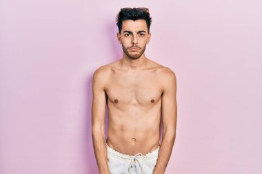 Mayo giyen genç İspanyol adam depresif ve endişeli, sinirli ve korkmuş bir şekilde ağlıyor. hüzünlü ifade. 