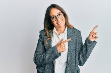 Genç esmer kadın akıllı telefondan konuşuyor. Kollarını kavuşturup depresyondan sıkılmış ve yorgun görünüyor.. 