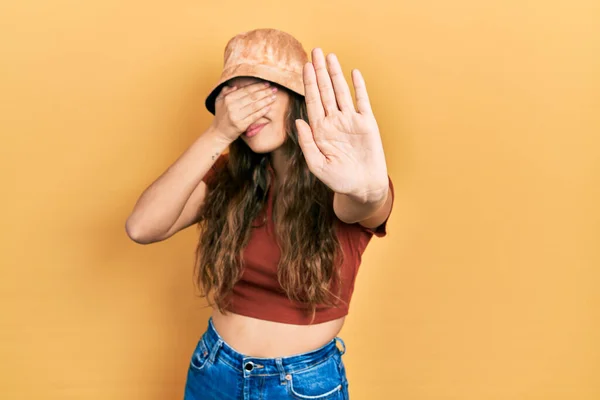 Giovane Ragazza Ispanica Indossa Abiti Casual Cappello Che Copre Gli — Foto Stock