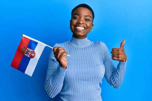 Mladá Africká Americká Žena Drží Srbskou Vlajku Úsměvem Šťastný Pozitivní — Stock fotografie