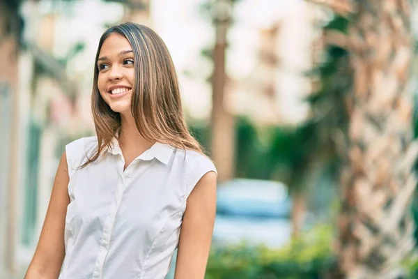Güzel Latin Kız Gülümseyerek Parkta Mutlu Mesut Duruyor — Stok fotoğraf