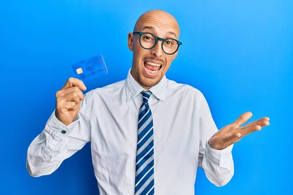 Καραφλός Άνθρωπος Γενειάδα Κρατώντας Πιστωτική Κάρτα Γιορτάζει Επίτευγμα Ευτυχισμένο Χαμόγελο — Φωτογραφία Αρχείου