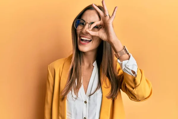 Joven Hermosa Mujer Con Estilo Negocios Gafas Haciendo Buen Gesto — Foto de Stock