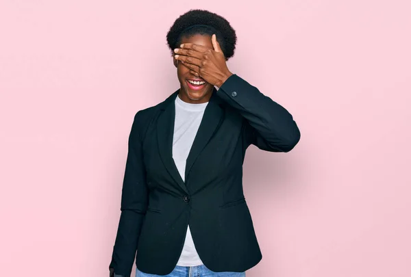 Jovem Afro Americana Vestindo Roupas Negócios Sorrindo Rindo Com Mão — Fotografia de Stock