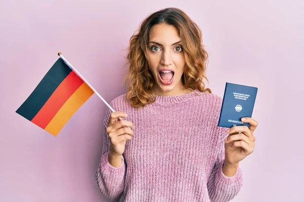 Ung Kaukasiska Kvinna Som Håller Tyska Flagga Och Pass Firar — Stockfoto