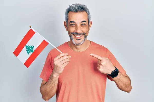 Hezký Muž Středního Věku Šedými Vlasy Drží Libanonskou Vlajku Úsměvem — Stock fotografie