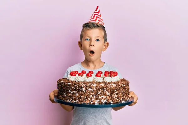 Garoto Caucasiano Adorável Comemorando Aniversário Com Bolo Com Medo Chocado — Fotografia de Stock