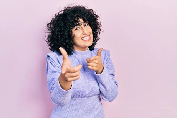 Junge Frau Aus Dem Mittleren Osten Lässiger Kleidung Die Mit — Stockfoto