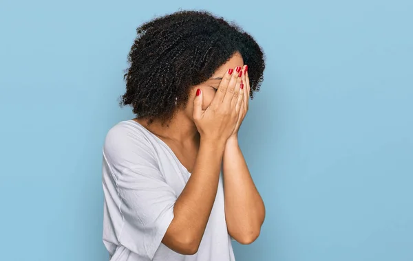 年轻的非洲裔美国女孩穿着休闲装 满脸愁容 一边哭一边用手捂住脸 抑郁症的概念 — 图库照片