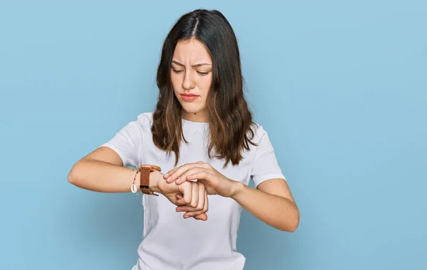 Jonge Mooie Vrouw Draagt Casual Witte Shirt Controleren Van Tijd — Stockfoto