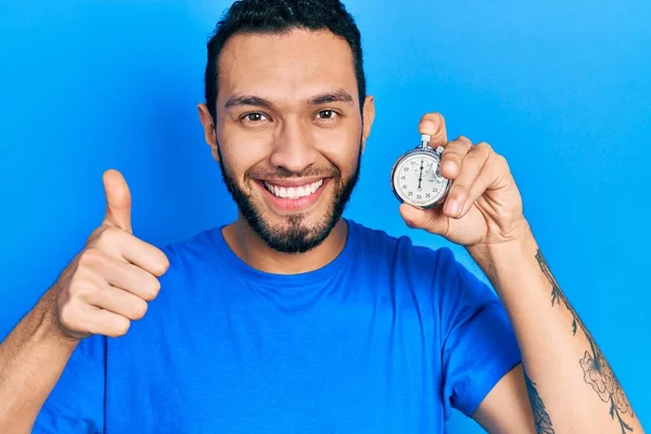 Sakallı Spanyol Adam Elinde Kronometreyle Mutlu Pozitif Gülümsüyor Başparmağıyla Mükemmel — Stok fotoğraf